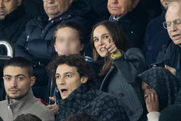 Natalie Portman était accoompagnée de son fils Aleph 
Natalie Portman, son fils Aleph - Les célébrités assistent au match de football PSG - Nantes (2 - 1) au Parc des Princes à Paris, le 9 décembre 2023. © Cyril Moreau / Bestimage 