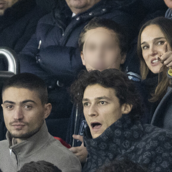 Natalie Portman était accoompagnée de son fils Aleph 
Natalie Portman, son fils Aleph - Les célébrités assistent au match de football PSG - Nantes (2 - 1) au Parc des Princes à Paris, le 9 décembre 2023. © Cyril Moreau / Bestimage 