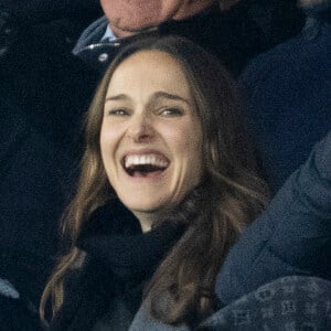 Natalie Portman dans les tribunes du Parc des Princes
Natalie Portman - Les célébrités assistent au match de football PSG - Nantes (2 - 1) au Parc des Princes à Paris © Cyril Moreau / Bestimage 