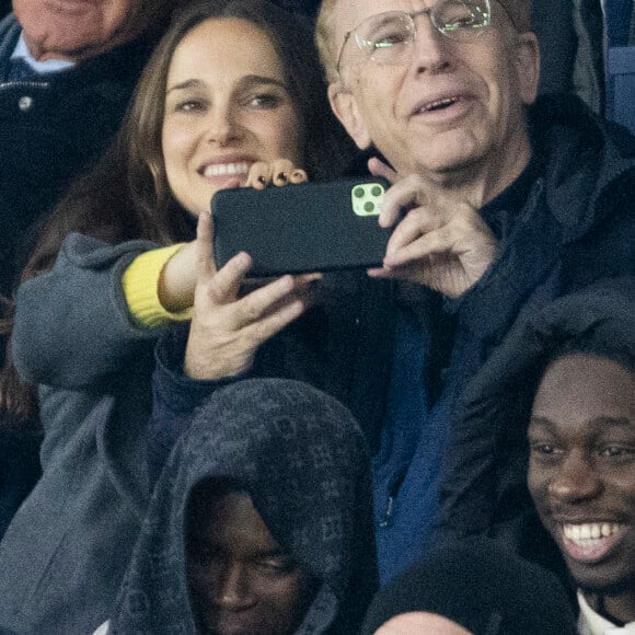 Natalie Portman et son père Avner Hershlag - Les célébrités assistent au match de football PSG - Nantes (2 - 1) au Parc des Princes à Paris, le 9 décembre 2023. © Cyril Moreau / Bestimage 