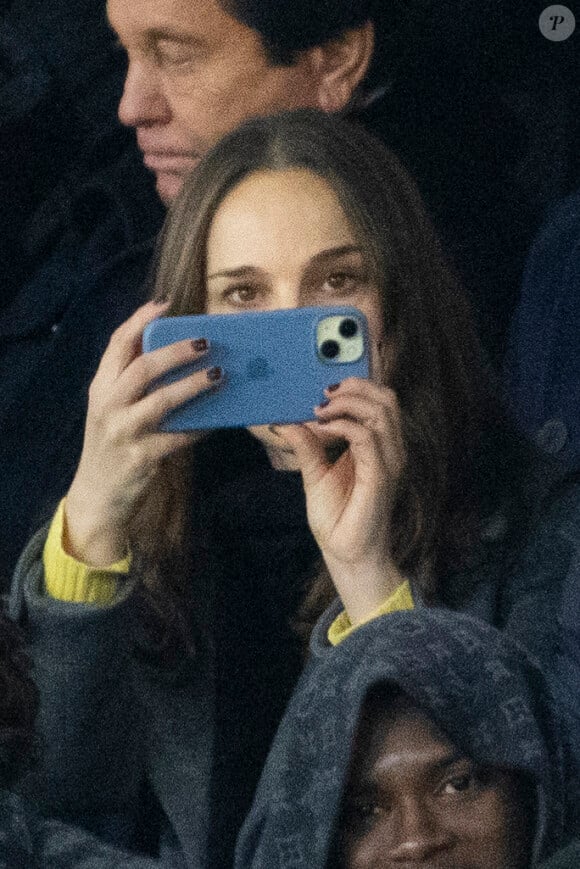 Natalie Portman - Les célébrités assistent au match de football PSG - Nantes (2 - 1) au Parc des Princes à Paris, le 9 décembre 2023. © Cyril Moreau / Bestimage 