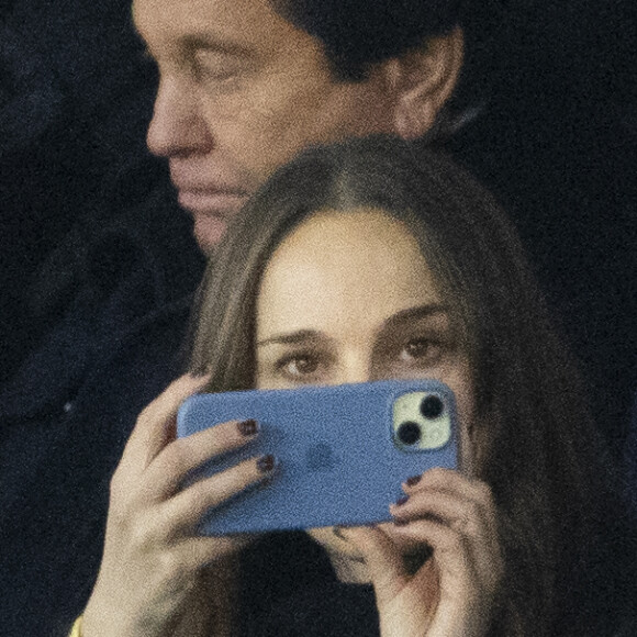 Natalie Portman - Les célébrités assistent au match de football PSG - Nantes (2 - 1) au Parc des Princes à Paris, le 9 décembre 2023. © Cyril Moreau / Bestimage 