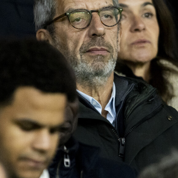 Michel Cymes - Les célébrités assistent au match de football PSG - Nantes (2 - 1) au Parc des Princes à Paris, le 9 décembre 2023. © Cyril Moreau / Bestimage 