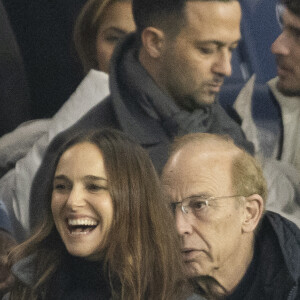 Natalie Portman et son père Avner Hershlag - Les célébrités assistent au match de football PSG - Nantes (2 - 1) au Parc des Princes à Paris, le 9 décembre 2023. © Cyril Moreau / Bestimage  Celebrities attend the PSG - Nantes (2 - 1) football match at the Parc des Princes in Paris,