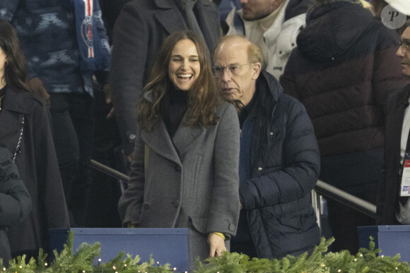 Natalie Portman et son père Avner Hershlag - Les célébrités assistent au match de football PSG - Nantes (2 - 1) au Parc des Princes à Paris, le 9 décembre 2023. © Cyril Moreau / Bestimage 