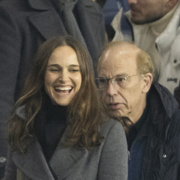 Natalie Portman et son père Avner Hershlag - Les célébrités assistent au match de football PSG - Nantes (2 - 1) au Parc des Princes à Paris, le 9 décembre 2023. © Cyril Moreau / Bestimage 