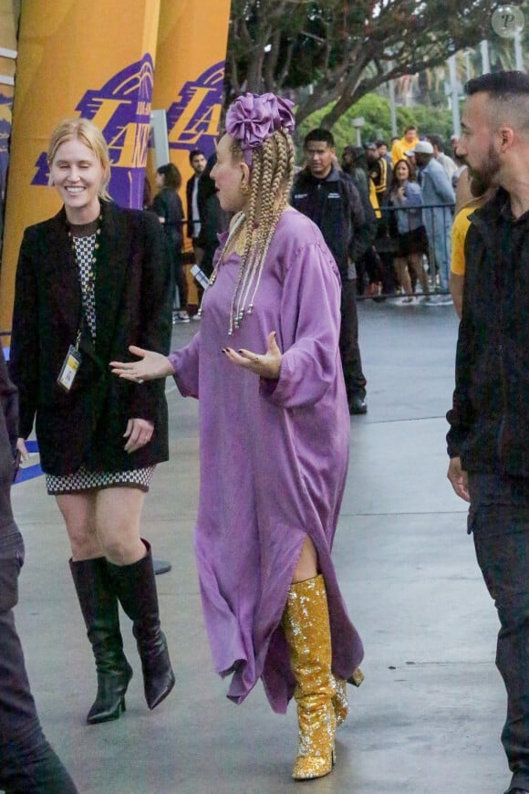 Sia arrive avec des amis pour assister à un match des Lakers à la Crypro.com Arena à Los Angeles, le 24 avril 2023.