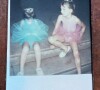 Elle a aussi dévoilé une vieille photo d'elle deux en tutu de danse
Kate Barry et Charlotte Gainsbourg