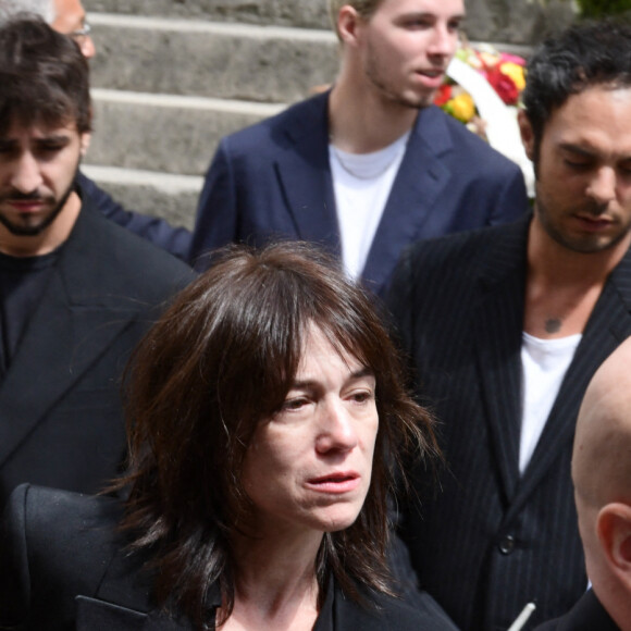 Lou Doillon, Charlotte Gainsbourg, Marlowe (fils de Lou Doillon), Ben Attal, Alice Attal, Roman de Kermadec (fils de Kate Barry) - Sorties des obsèques de Jane Birkin en l'église Saint-Roch à Paris. Le 24 juillet 2023 © Jacovides-KD Niko / Bestimage 