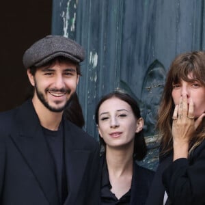 Une cérémonie bouleversante où tout le clan, dont Roman de Kermadec (fils de Kate Barry), s'est montré soudé.
Marlowe (fils de Lou Doillon), Ben Attal, Charlotte Gainsbourg, Alice Attal, Lou Doillon, Roman de Kermadec (fils de Kate Barry) - Arrivées des célébrités aux obsèques de Jane Birkin en l'église Saint-Roch à Paris. Le 24 juillet 2023 © Jacovides-KD Niko / Bestimage 