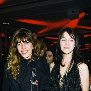 Lou Doillon et Charlotte Gainsbourg à la soirée "La mode contre le Sida" au Pavillon d'Armenonville le 21 janvier 2004