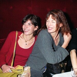 Lou Doillon, Jane Birkin et Charlotte Gainsbourg à l'avant-première de "La Bûche" le 22 novembre 1999