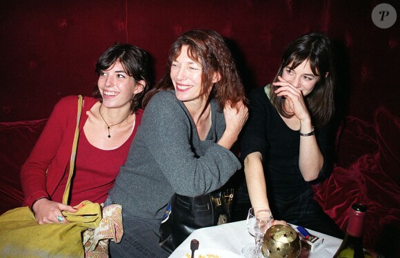 Lou Doillon, Jane Birkin et Charlotte Gainsbourg à l'avant-première de "La Bûche" le 22 novembre 1999