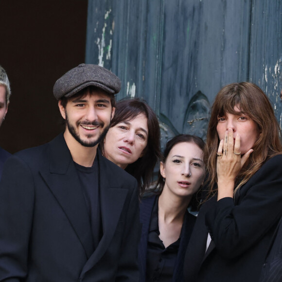 Marlowe (fils de Lou Doillon), Ben Attal, Charlotte Gainsbourg, Alice Attal, Lou Doillon, Roman de Kermadec (fils de Kate Barry) - Arrivées des célébrités aux obsèques de Jane Birkin en l'église Saint-Roch à Paris. Le 24 juillet 2023 © Jacovides-KD Niko / Bestimage 