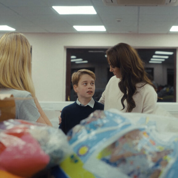 Les enfants, en tout cas, ont pris leur rôle bien au sérieux ! 
Catherine (Kate) Middleton, princesse de Galles, et ses enfants, le prince George de Galles, la princesse Charlotte de Galles, et le prince Louis de Galles, aident à préparer des sacs-cadeaux de Noël pour des familles au seuil de la pauvreté. 