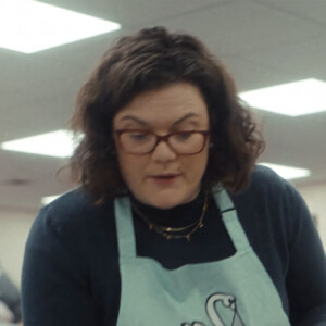 Catherine (Kate) Middleton, princesse de Galles, et ses enfants, le prince George de Galles, la princesse Charlotte de Galles, et le prince Louis de Galles, aident à préparer des sacs-cadeaux de Noël pour des familles au seuil de la pauvreté. 