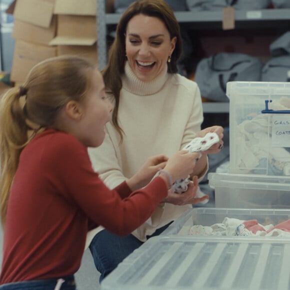 Catherine (Kate) Middleton, princesse de Galles, et ses enfants, le prince George de Galles, la princesse Charlotte de Galles, et le prince Louis de Galles, aident à préparer des sacs-cadeaux de Noël pour des familles au seuil de la pauvreté. 