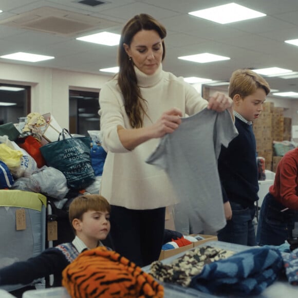 Catherine (Kate) Middleton, princesse de Galles, et ses enfants, le prince George de Galles, la princesse Charlotte de Galles, et le prince Louis de Galles, aident à préparer des sacs-cadeaux de Noël pour des familles au seuil de la pauvreté. 