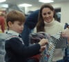 Kate Middleton a emmené ses enfants pour une collecte pour les enfants pour Noël.
Catherine (Kate) Middleton, princesse de Galles, et ses enfants, le prince George de Galles, la princesse Charlotte de Galles, et le prince Louis de Galles, aident à préparer des sacs-cadeaux de Noël pour des familles au seuil de la pauvreté. 