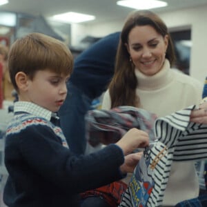 Kate Middleton a emmené ses enfants pour une collecte pour les enfants pour Noël.
Catherine (Kate) Middleton, princesse de Galles, et ses enfants, le prince George de Galles, la princesse Charlotte de Galles, et le prince Louis de Galles, aident à préparer des sacs-cadeaux de Noël pour des familles au seuil de la pauvreté. 