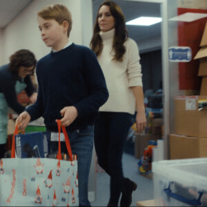 Catherine (Kate) Middleton, princesse de Galles, et ses enfants, le prince George de Galles, la princesse Charlotte de Galles, et le prince Louis de Galles, aident à préparer des sacs-cadeaux de Noël pour des familles au seuil de la pauvreté. 