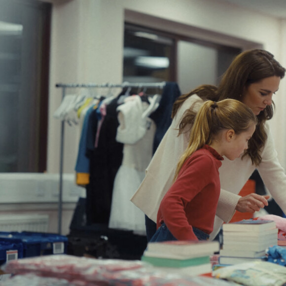 Catherine (Kate) Middleton, princesse de Galles, et ses enfants, le prince George de Galles, la princesse Charlotte de Galles, et le prince Louis de Galles, aident à préparer des sacs-cadeaux de Noël pour des familles au seuil de la pauvreté. 