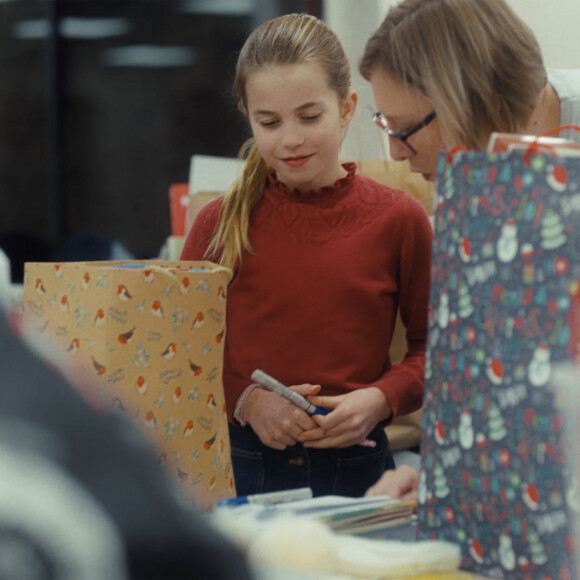 La princesse Charlotte, notamment, était très sage et appliquée.
Catherine (Kate) Middleton, princesse de Galles, et ses enfants, le prince George de Galles, la princesse Charlotte de Galles, et le prince Louis de Galles, aident à préparer des sacs-cadeaux de Noël pour des familles au seuil de la pauvreté. 