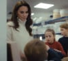Et se sont montrés sérieux pour les enfants pauvres ! 
Catherine (Kate) Middleton, princesse de Galles, et ses enfants, le prince George de Galles, la princesse Charlotte de Galles, et le prince Louis de Galles, aident à préparer des sacs-cadeaux de Noël pour des familles au seuil de la pauvreté. 