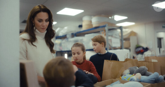 Et se sont montrés sérieux pour les enfants pauvres ! 
Catherine (Kate) Middleton, princesse de Galles, et ses enfants, le prince George de Galles, la princesse Charlotte de Galles, et le prince Louis de Galles, aident à préparer des sacs-cadeaux de Noël pour des familles au seuil de la pauvreté. 