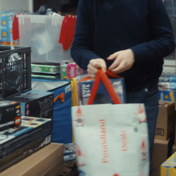Catherine (Kate) Middleton, princesse de Galles, et ses enfants, le prince George de Galles, la princesse Charlotte de Galles, et le prince Louis de Galles, aident à préparer des sacs-cadeaux de Noël pour des familles au seuil de la pauvreté. 