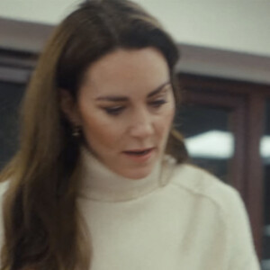 Une belle action, en tout cas, pour les plus petits ! 
Catherine (Kate) Middleton, princesse de Galles, et ses enfants, le prince George de Galles, la princesse Charlotte de Galles, et le prince Louis de Galles, aident à préparer des sacs-cadeaux de Noël pour des familles au seuil de la pauvreté. 