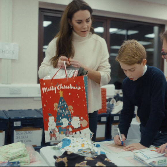 Une belle action, en tout cas, pour les plus petits ! 
Catherine (Kate) Middleton, princesse de Galles, et ses enfants, le prince George de Galles, la princesse Charlotte de Galles, et le prince Louis de Galles, aident à préparer des sacs-cadeaux de Noël pour des familles au seuil de la pauvreté. 