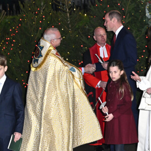 Le prince William, prince de Galles, et Catherine (Kate) Middleton, princesse de Galles, avec leurs enfants le prince George de Galles, la princesse Charlotte de Galles et Le prince Louis de Galles, à la sortie du traditionnel concert de Noël "Together At Christmas" à l'abbaye de Westminster à Londres, Royaume Uni, le 8 décembre 2023. 
