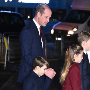 Le prince William, prince de Galles, et Catherine (Kate) Middleton, princesse de Galles, avec leurs enfants le prince George de Galles, la princesse Charlotte de Galles et le prince Louis de Galles arrivent au traditionnel concert de Noël "Together At Christmas" à l'abbaye de Westminster à Londres, Royaume Uni, le 8 décembre 2023. 
