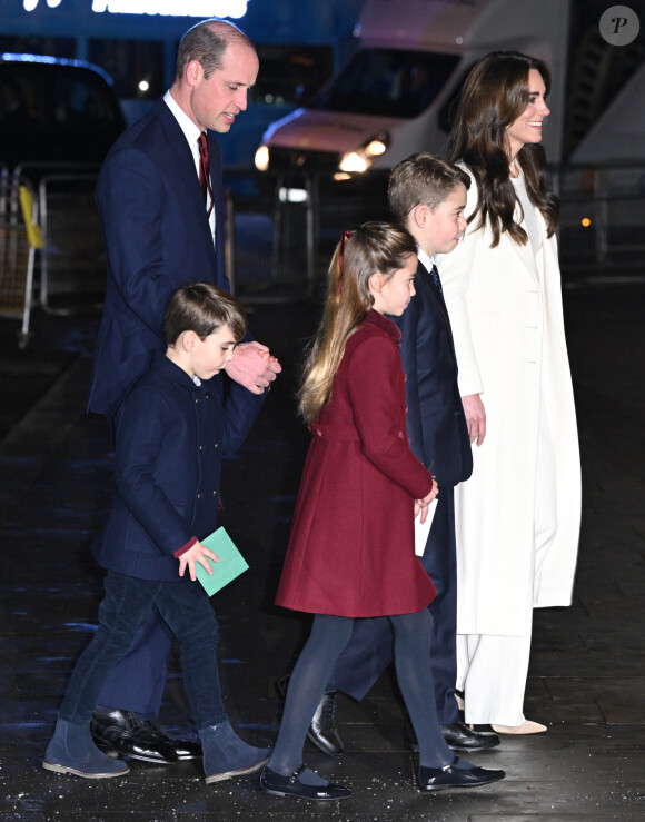 Le prince William, prince de Galles, et Catherine (Kate) Middleton, princesse de Galles, avec leurs enfants le prince George de Galles, la princesse Charlotte de Galles et le prince Louis de Galles arrivent au traditionnel concert de Noël "Together At Christmas" à l'abbaye de Westminster à Londres, Royaume Uni, le 8 décembre 2023. 
