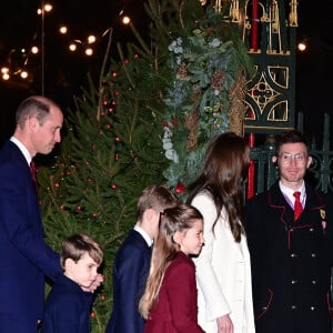 Le prince William, prince de Galles, et Catherine (Kate) Middleton, princesse de Galles, avec leurs enfants le prince George de Galles, la princesse Charlotte de Galles et le prince Louis de Galles arrivent au traditionnel concert de Noël "Together At Christmas" à l'abbaye de Westminster à Londres, Royaume Uni, le 8 décembre 2023.