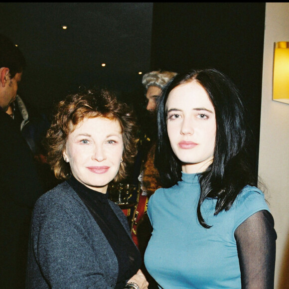 ... et personne n'oublie que la comédienne a très tôt baignée dans le monde du septième art puisqu'elle est la fille de Marlène Jobert.
Marlène Jobert et sa fille, Eva Green à Paris, le 26 février 2000. © BERTRAND RINDOFF PETROFF / BESTIMAGE