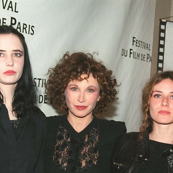 "Je me sens encore très jeune" assure l'actrice de 43 ans, comme pour laisser une porte ouverte à cet éventuel projet.
Hommage à Marlene Jobert à l'occasion de ses trente ans de carrière en présence de sa fille Eva Green et de sa nièce Elsa.