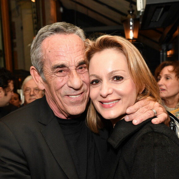 En bref, c'est une décoration qui dénote avec le style très classique de l'animateur, toujours en costume noir. Dans cet appartement, il vit seul puisque sa compagne Audre Crespo-Mara a son propre toit.
Exclusif - Thierry Ardisson et sa femme Audrey Crespo-Mara - Laurent Baffie fête son succès littéraire "1 Million de livres vendus" aux Deux Magots à Paris le 8 mars 2023. © Veeren/Bestimage