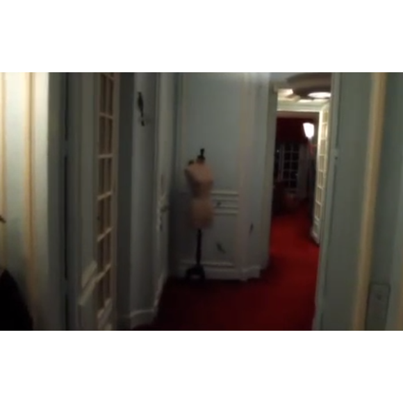 Le couloir ainsi qu'une bonne partie des pièces ont des murs bleu ciel avec une moquette rouge.
Visite guidée de l'appartement de Thierry Ardisson, situé au 214 rue de Rivoli dans le 1er arrondissement de Paris.