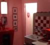 L'occasion de découvrir un intérieur très coloré avec une cuisine aux murs roses, aux accessoires rouges.
Visite guidée de l'appartement de Thierry Ardisson, situé au 214 rue de Rivoli dans le 1er arrondissement de Paris.