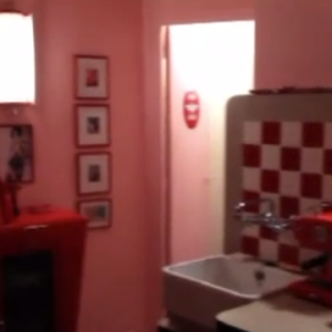 L'occasion de découvrir un intérieur très coloré avec une cuisine aux murs roses, aux accessoires rouges.
Visite guidée de l'appartement de Thierry Ardisson, situé au 214 rue de Rivoli dans le 1er arrondissement de Paris.