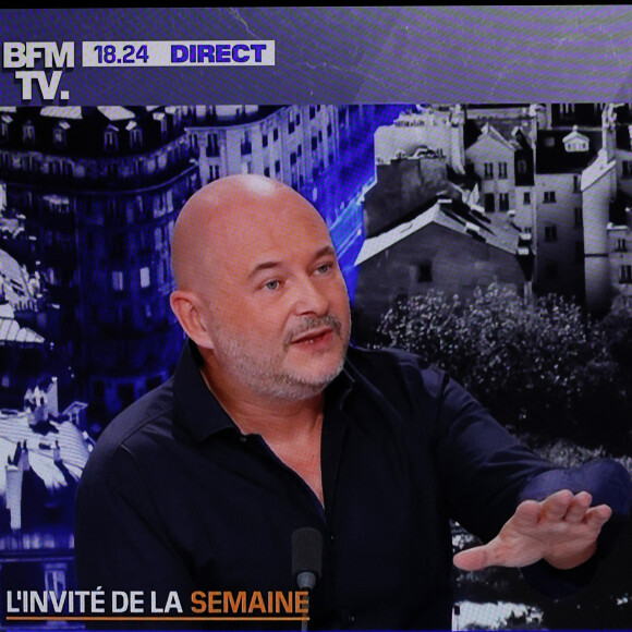 Qui va lui être bien utile, au vu des nombreux témoignages.
Captures d'écran - Sébastien Cauet est venu s'expliquer et affirmer son innocence sur le plateau de BFM TV à propos des accusations de viols et d'agressions sexuelles par trois femmes dont une mineure au moment des faits. Le 10 décembre 2023. 