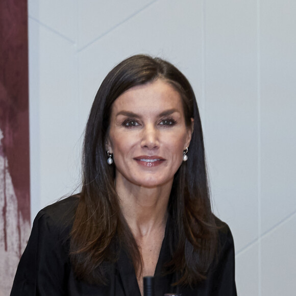 La reine Letizia d'Espagne, en tant que présidente d'honneur de FAD Youth, préside la réunion de son conseil d'administration à Madrid, le 12 décembre 2023. 