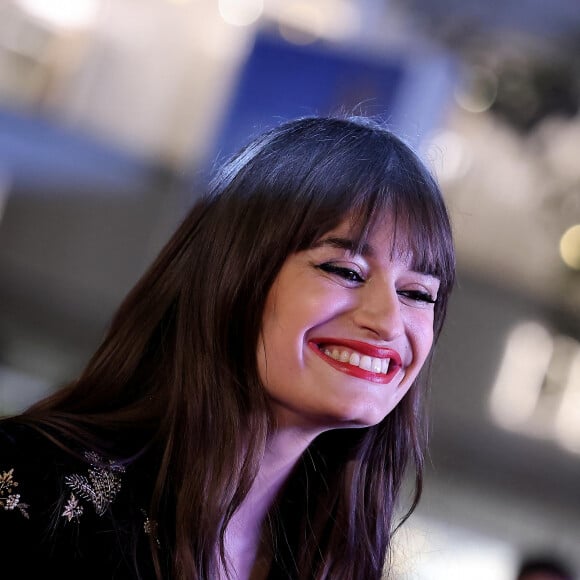 La chanteuse a également révélé être enceinte de son premier enfant cette année
Clara Luciani au photocall de la 24ème édition des "NRJ Music Awards (NMA)" au Palais des Festivals à Cannes le 18 novembre 2022. © Dominique Jacovides / Bestimage  24th NRJ Music Awards - Red Carpet arrivals at Palais des Festivals on November 18, 2022 in Cannes, France