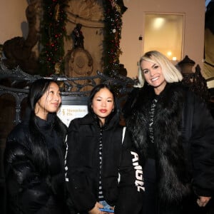 Exclusif - Laeticia Hallyday, Jade et Joy sont allées rendre visite au Manneken-Pis qui a été rhabillé en hommage à Johnny Hallyday à Bruxelles le 20 décembre 2022. © Dominique Jacovides / Bestimage 