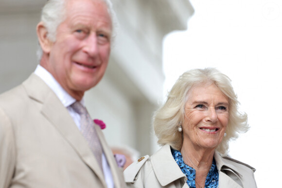 Le roi Charles III d'Angleterre et Camilla Parker Bowles, reine consort d'Angleterre, lors d'une visite à Poundbury, le 27 juin 2023.