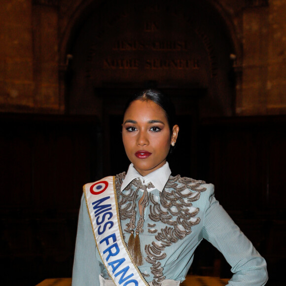 Clémence Botino, Miss France 2020 - People au défilé de mode Haute-Couture printemps-été 2020 "Julien Fournié" à Paris. Le 21 janvier 2020 © Veeren Ramsamy-Christophe Clovis / Bestimage 