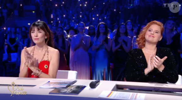 En effet, Nolwenn Leroy, membre du jury 100% féminin, a débarqué sur le plateau en maxi décolleté et a fait sensation.
Nolwenn Leroy très sensuelle dans une robe rouge très décolletée lors de l'élection de Miss France 2024.