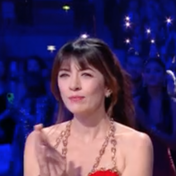 En effet, Nolwenn Leroy, membre du jury 100% féminin, a débarqué sur le plateau en maxi décolleté et a fait sensation.
Nolwenn Leroy très sensuelle dans une robe rouge très décolletée lors de l'élection de Miss France 2024.